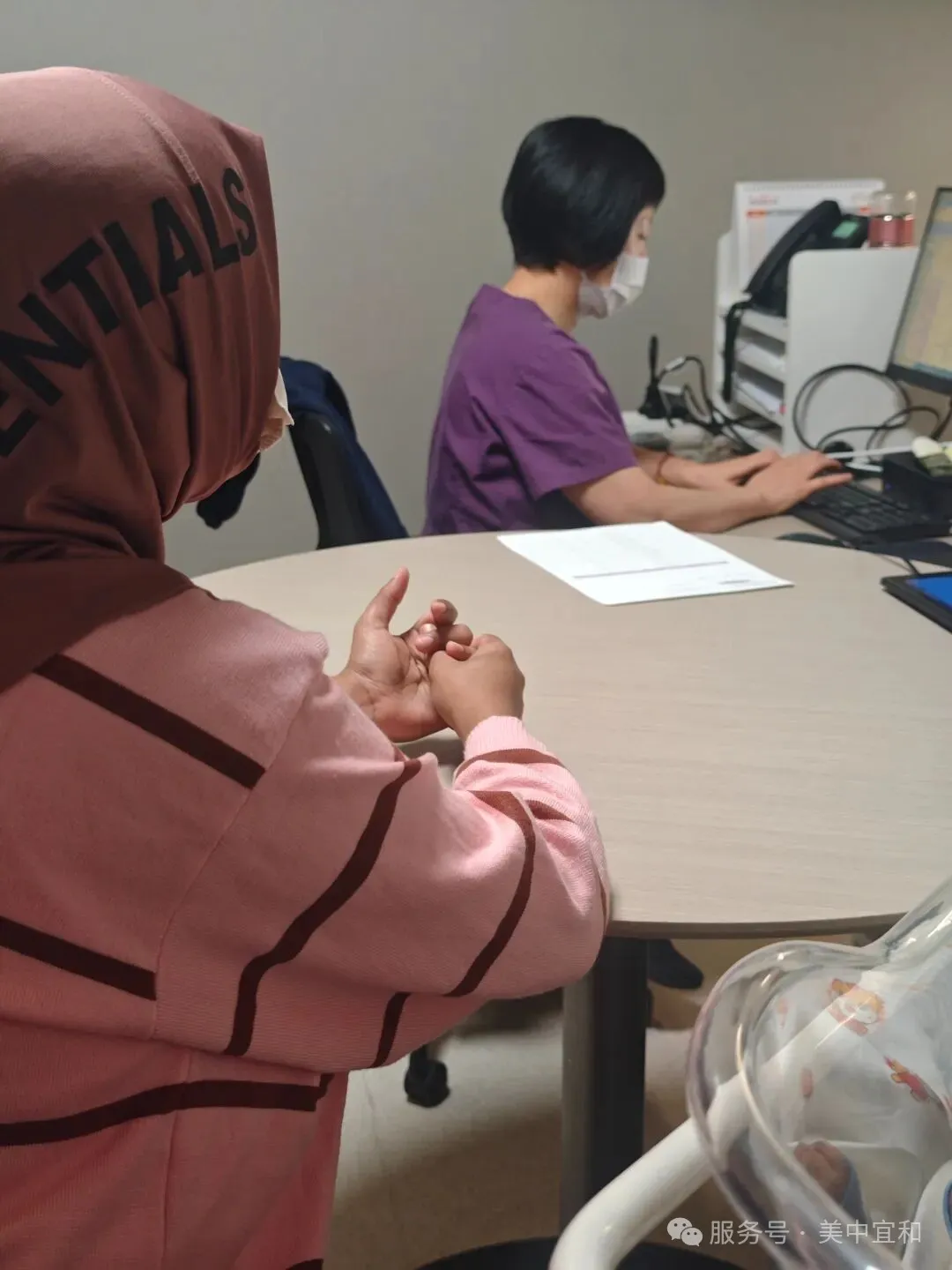 International patient consultation scene with multilingual staff support